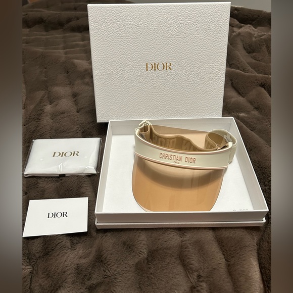 *NWT* CHRISTIAN DIOR UNISEX VISOR IN SOLD OUT PEACH/WHITE COMBINATION. MUST SEE! - Picture 8 of 11